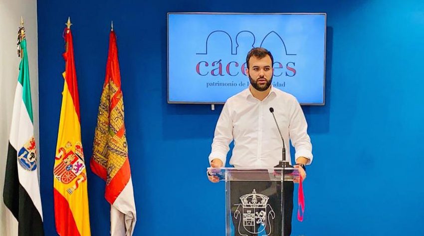 EL alcalde de Cáceres, Luis Salaya, durante la rueda de prensa ofrecida tras la Junta de Gobierno Local