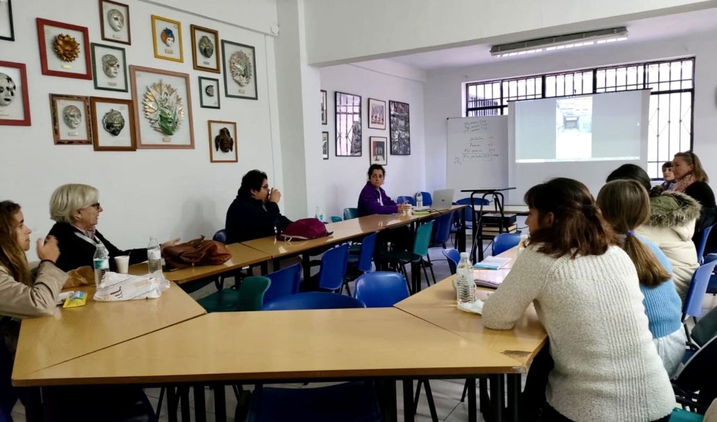 Un grupo de mujeres debate en un taller sobre los puntos negros y oscuros,  y las posibles soluciones - Ayuntamiento de Cáceres