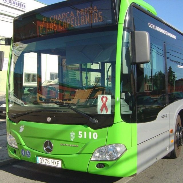Aprobado el Protocolo de acceso de personas con discapacidad y movilidad reducida en sccoter, a los autobuses del Servicio Municipal de Cáceres